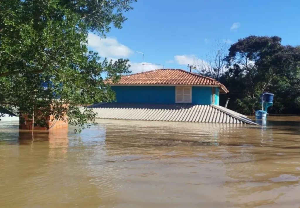 Balneário em Vale Verde, às margens do rio Jacuí, completamente alagado, reforça a urgência de repensar as habitações em áreas de risco. Créditos: Reprodução/Prefeitura de Vale Verde.
