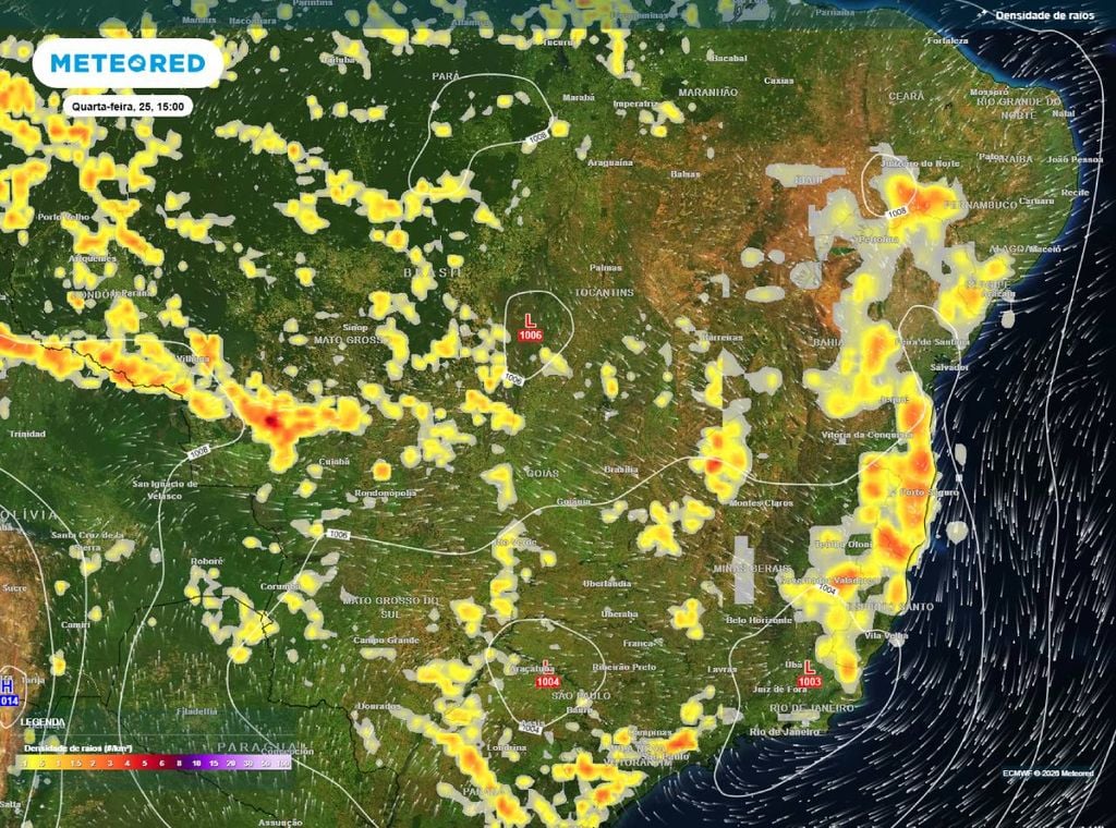 Previsão de densidade de raios para a quarta-feira (25) à tarde (15h), segundo o modelo europeu ECMWF, mostrando as áreas onde são esperadas tempestades.