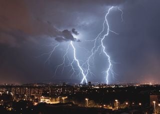 Forma&ccedil;&atilde;o de frente fria aumenta o risco de chuva forte e de tempestades em 7 estados neste 1 de janeiro; veja o alerta