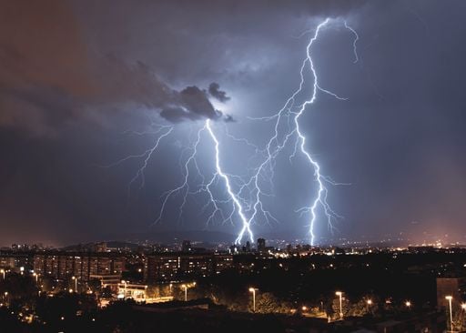 Forma&ccedil;&atilde;o de frente fria aumenta o risco de chuva forte e de tempestades em 7 estados neste 1 de janeiro; veja o alerta