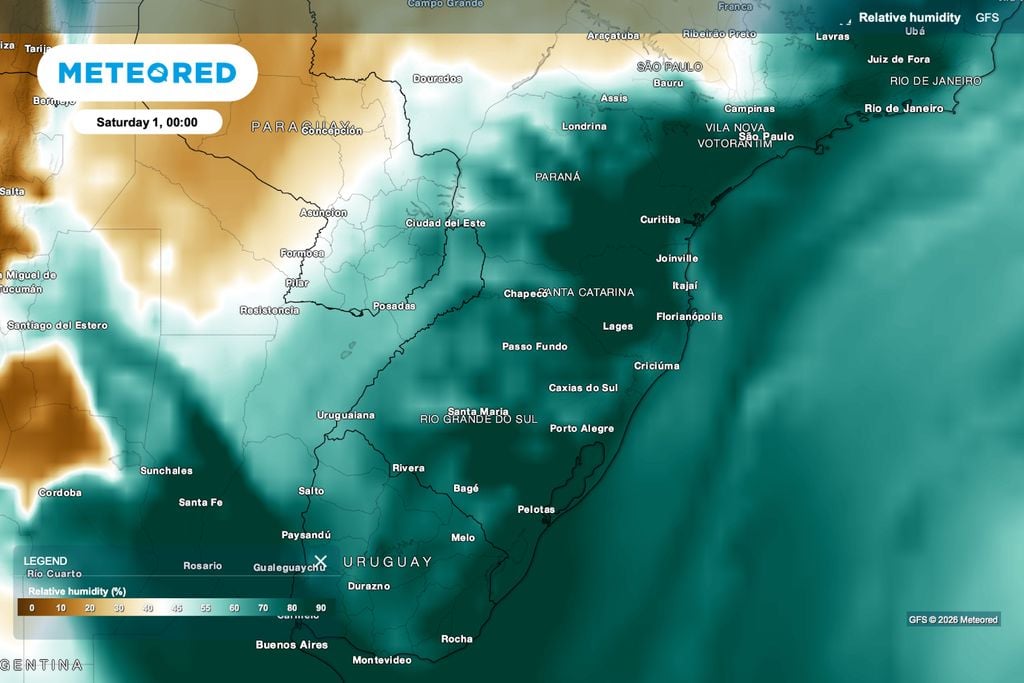 Umidade, calor, tempestades A umidade aumenta sobre o Rio Grande do Sul na madrugada de sábado (1º), intensificando o abafamento e preparando o ambiente para a formação de tempestades.