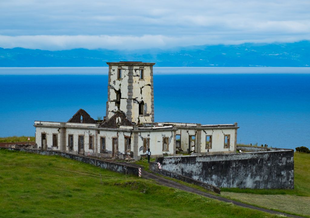 Ruínas de um farol na Ilha do Faial Açores