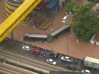 Forte chuva provoca caos e mortes na Grande São Paulo