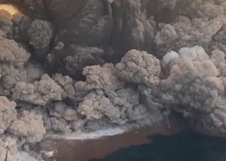 Forte explosão do vulcão Stromboli provoca mini-tsunami na Itália