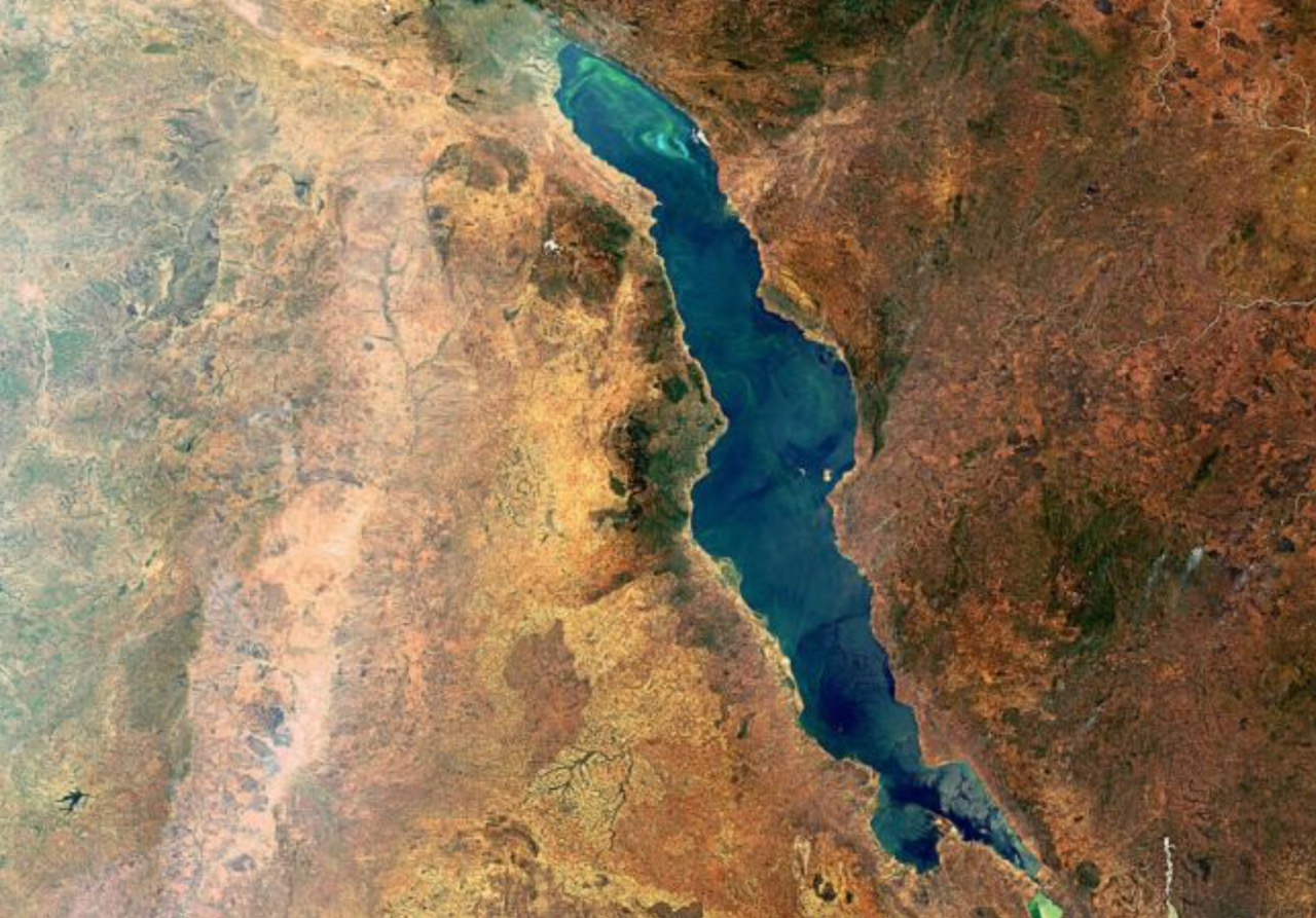 Uma investigação publicada na revista Geophysical Research Letters aponta para um rasgo da crosta terrestre provocado por forças teutónicas internas entre a Etiópia e o Malawi. Fonte: ESA.