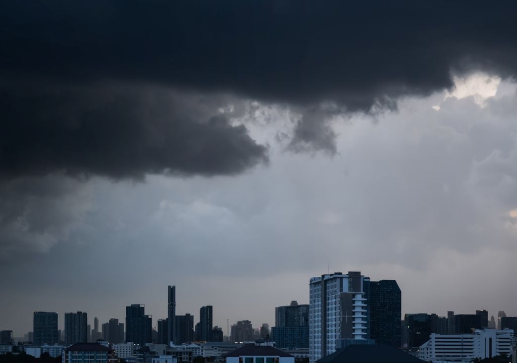 Frente fria causará tempestades sobre estados como RS, SC e MS ao longo do feriado de Tiradentes, trazendo transtornos para a população com acumulados de 100 mm e ventos de 70 km/h.
