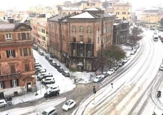 Una forte grandinata imbianca Roma, ecco i video