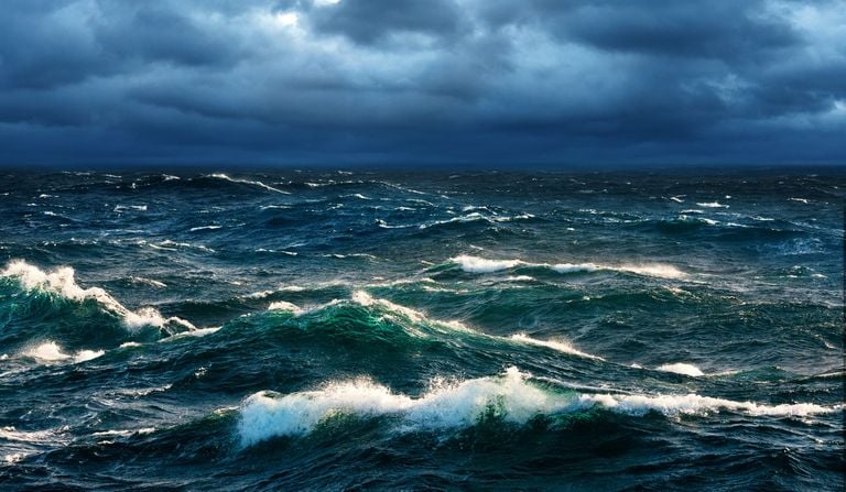 Maltempo, onde di 5 metri nel Mediterraneo: decine di morti in due naufragi al largo di Italia e Turchia