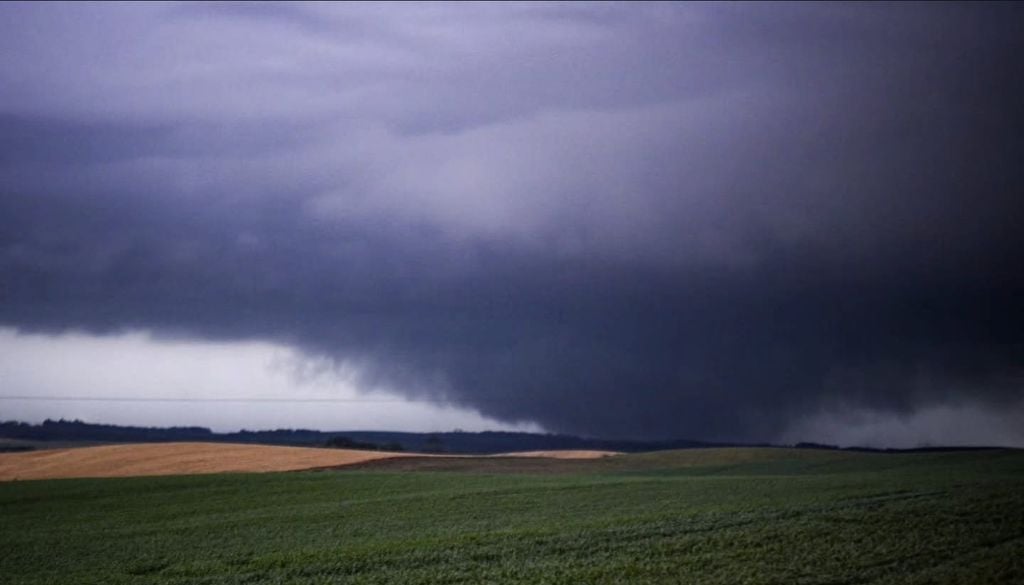 Registro do possível tornado em solo no interior de Campo Erê por volta das 19h26 deste domingo (30). Fonte: Grupo Prevots.