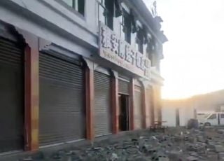 Forte terremoto nella regione dell'Everest, decine di vittime in Tibet: i video e la situazione