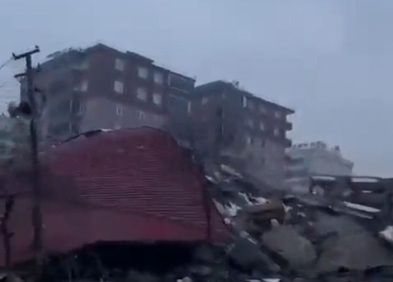 Un fuerte terremoto arrasa Turquía y Siria, y activa alertas por tsunami Un fuerte terremoto arrasa Turquía y Siria, y activa alertas por tsunami