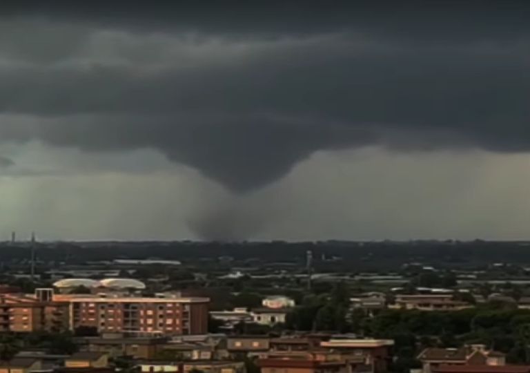Italie : une trombe marine et de fortes pluies provoquent de gros dégâts ! Italie : une trombe marine et de fortes pluies provoquent de gros dégâts !