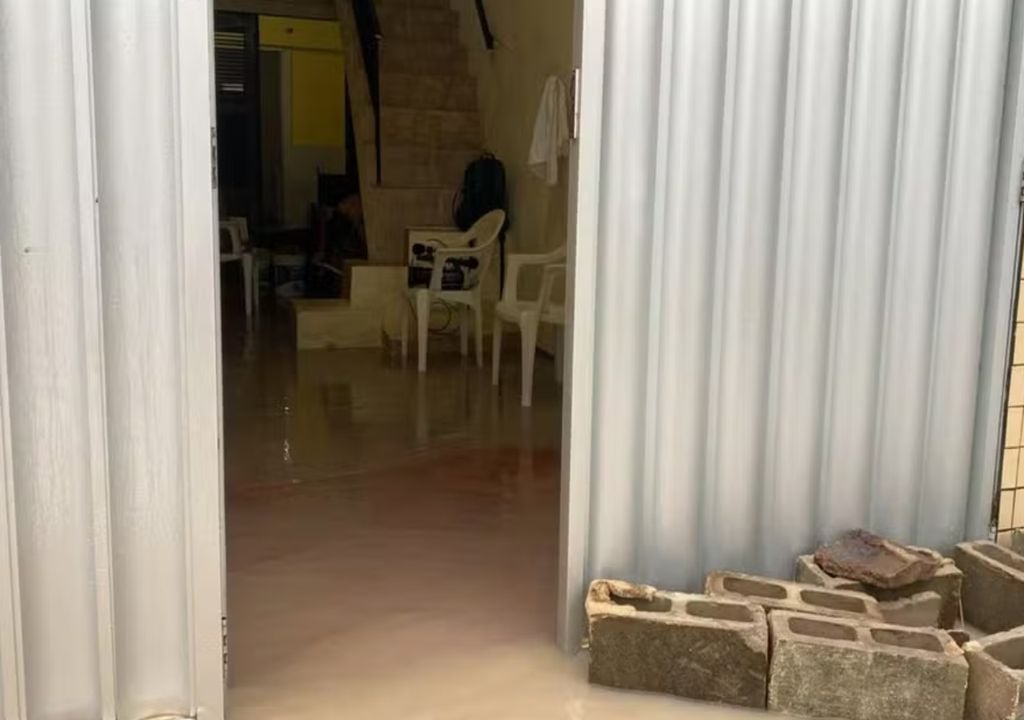 Moradores ficaram com casas alagadas em Fortaleza no último final de semana. — Foto: Bruno Cavalcante/ SVM