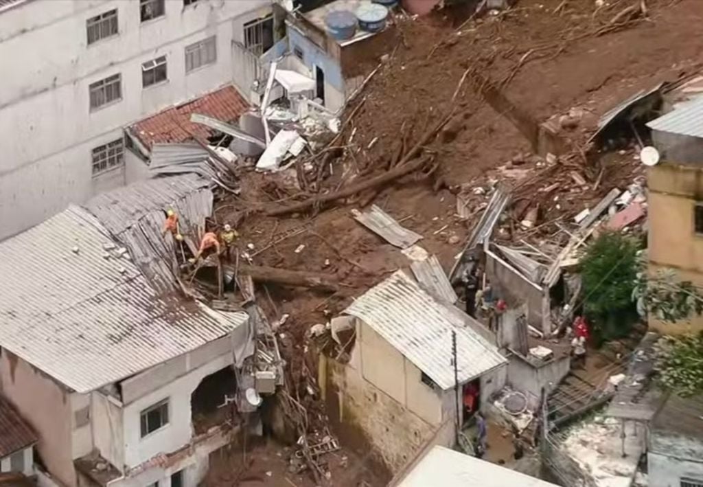 Imagens de drone mostram um deslizamento de terra em Juiz de Fora (MG) na terça-feira (24). Crédito: TV Globo/Reprodução.