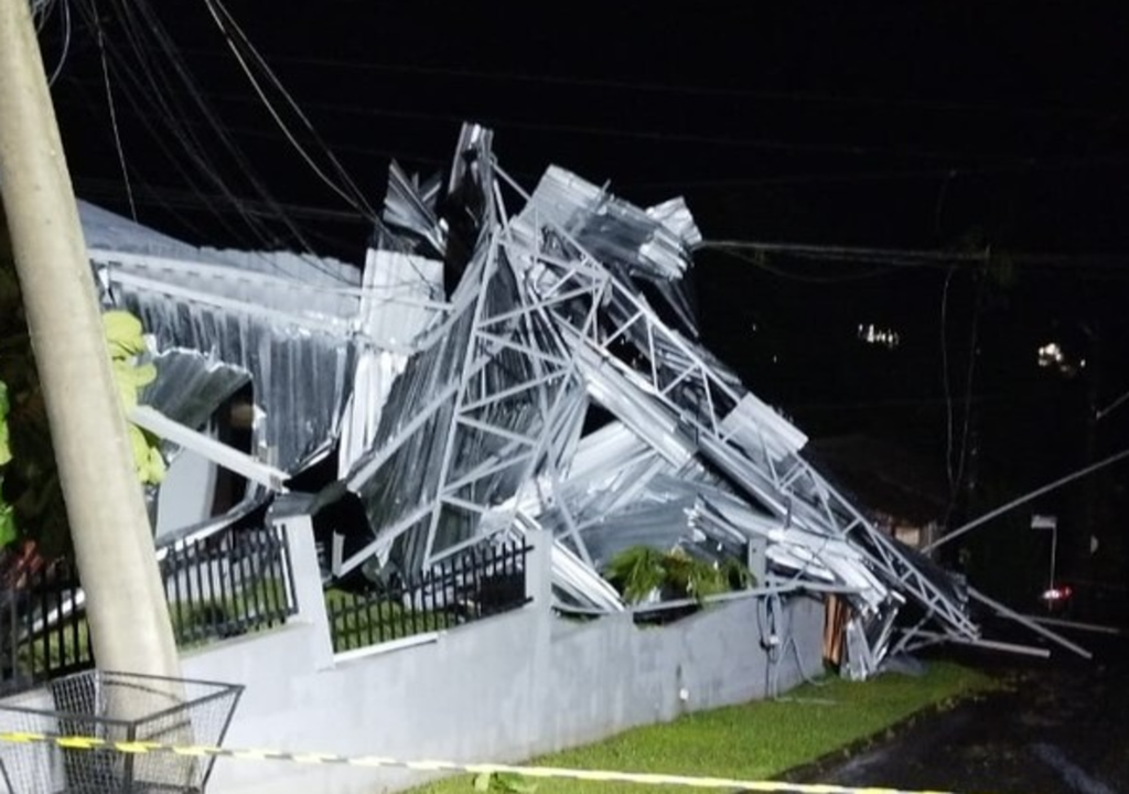 Enxurradas e granizo deixaram estragos no Oeste de SC