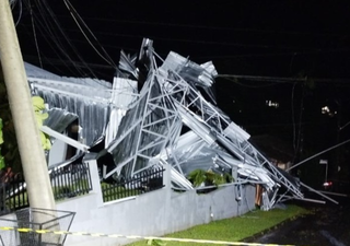 Temporais em SC: cidades do Oeste sofrem com ruas alagadas, casas danificadas e ponte submersa