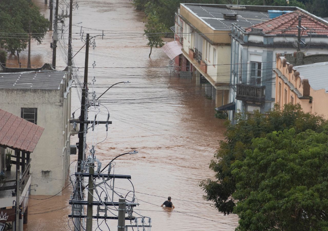 As cheias no Sul do Brasil deixaram ruas alagadas e um rasto de destruição e vítimas.