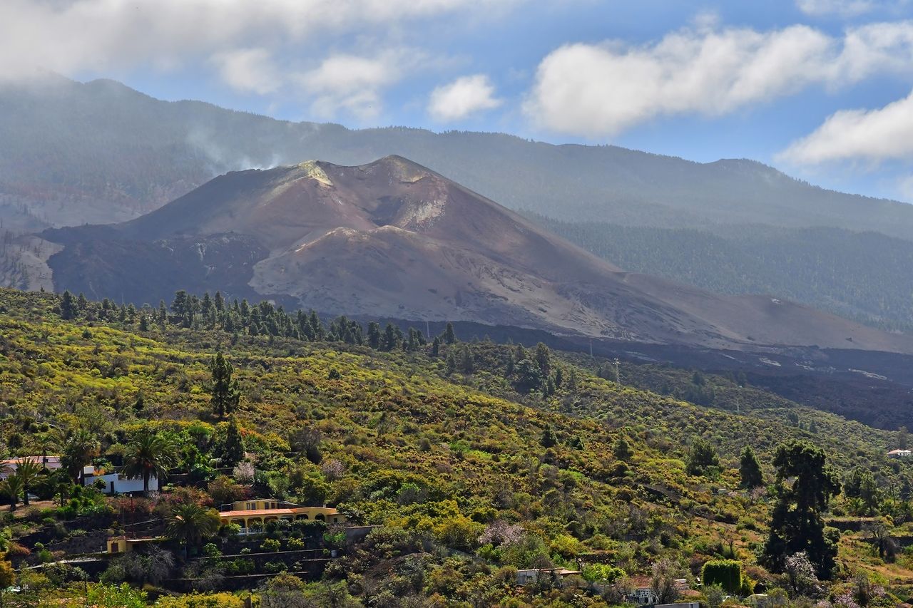 Una foto di come si presenta negli ultimi mesi il vulcano Tajogaite, presso l'isola di la Palma, alle Canarie. Questo è il cono vulcanico frutto dell'eruzione dell'autunno 2021.