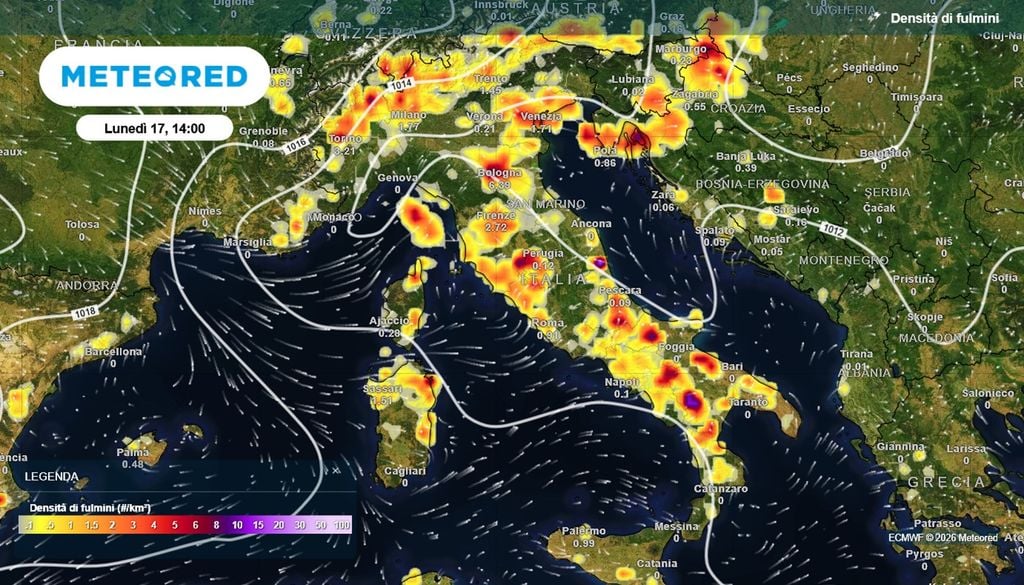 Densità di fulmini prevista sull'Italia nel primo pomeriggio di lunedì 17.