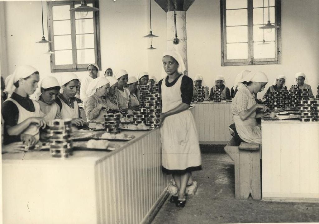 Operárias da Fábrica Primorosa (1916-1961), em Sesimbra, enchem latas de conserva com atum. Fonte: Conservas de Portugal, Museu Digital da Indústria Conserveira