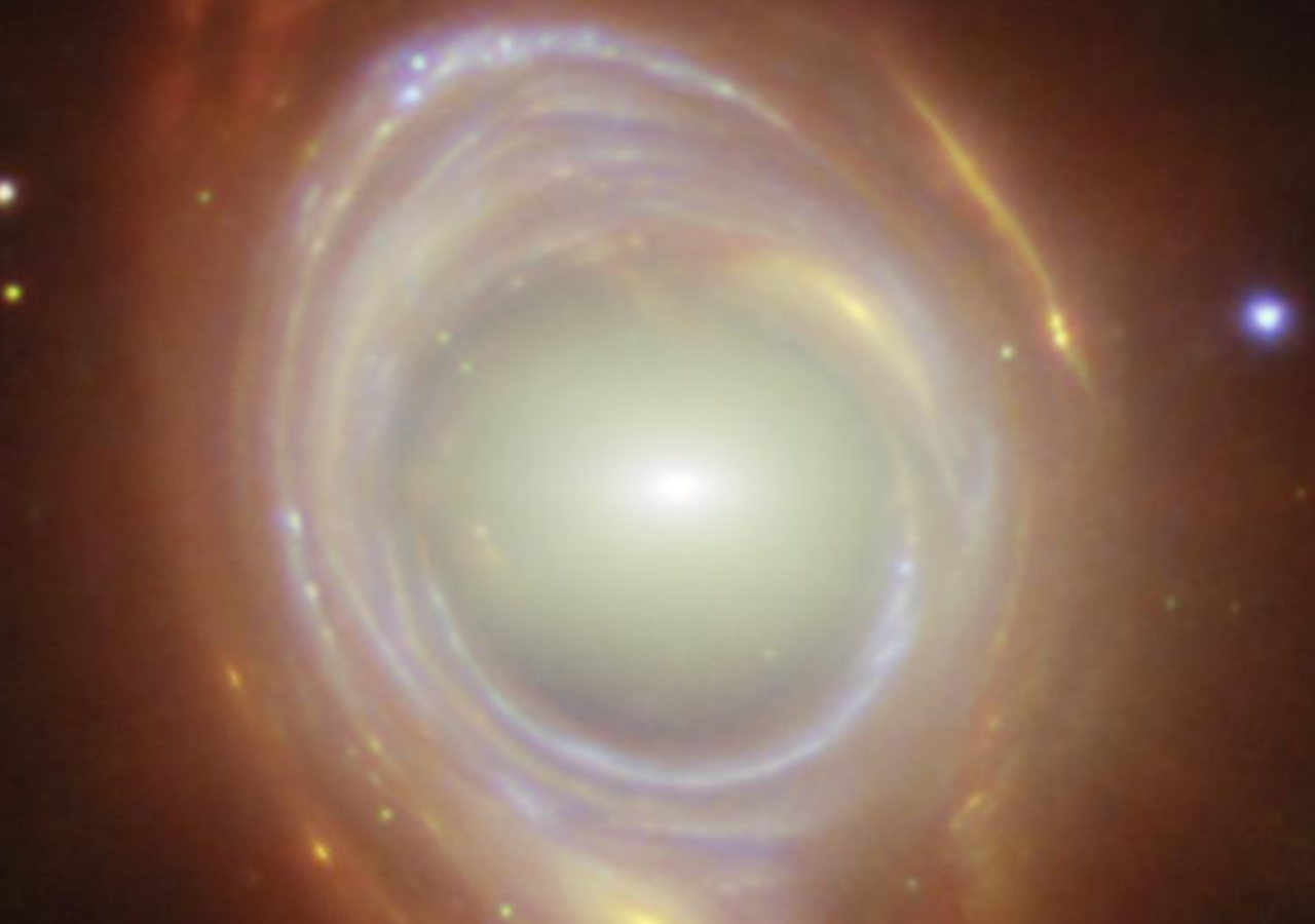 Un nuevo registro de James Webb muestra uno de los efectos de lente gravitatoria más interesantes, llamado anillo de Einstein. Crédito: ESA