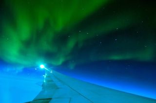 Foto de una aurora desde la ventana de un avión