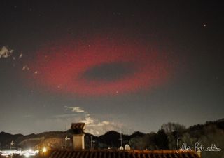 ¿Qué es este extraño halo rojo que han fotografiado en el cielo de Italia?