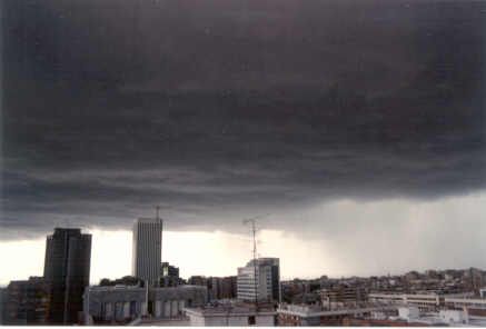 Fotografiando El Cielo ALTOCUMULOS LENTICULARES OPACOS enganchados en las montañas del interior de Alicante a consecuencia del flujo intenso del noroeste en niveles medios y altos, produciéndose notable efecto föhn y temperatura muy templada.ALICANTE, 19-Diciembre-1986 17 UTC.