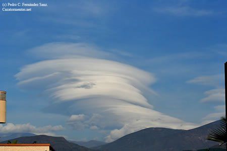  Tras un otoño más lluvioso y cálido de lo normal en la mayor parte de la península ibérica, excepto en la franja mediterránea, el invierno ha tomado el relevo con un carácter seco y templado sin prácticamente ninguna excepción. El tiempo anticiclónico ha dominado los meses de diciembre y enero presentándose los típicos meteoros asociados a la estabilidad atmosférica. Nieblas, brumas, heladas y cencelladas se han distribuido por casi todas las regiones españolas con especial incidencia sobre las dos mesetas interiores y la Cuenca del Ebro. Las fotografías que os presentamos en este número traen buena cuenta de ello y son un vivo reflejo de las numerosas y bellas estampas que hemos podido disfrutar estos meses los aficionados a la meteorología.Datos de la fotografía 1:Autor: Pedro C. Fernández Sanz.Título: “Lenticular multicapa”Fenómeno: Nube “Altocumulus lenticularis duplicatus”Lugar: Salobreña (Granada)Fecha: 1 de Noviembre de 2006, a las 15:51 hora local, mirando hacia el NNE.Comentario: Las nubes lenticulares se caracterizan por adquirir multitud de formas y, en ocasiones, constituirse por varias capas, pero estos casos de lenticulares con tantas capas o pisos es poco frecuente. Además, el conjunto nuboso ofrece un eje inclinado. También, aunque de forma un poco difusa, pueden observarse los cúmulos rotores característicos asociados a estos fenómenos de ondas de montaña. Salobreña, por estar rodeado de macizos montañosos de cierta envergadura con Sierra Nevada como la joya de la corona, es una localidad en donde la formación de lenticulares es muy frecuente y, además, éstos pueden llegar a adquirir formas y dimensiones espectaculares como es el caso.Para ver completamente este artículo y el resto de este número debes suscribirte a la RAM en papel:http://www.meteored.com/suscripcion-revista-ram/