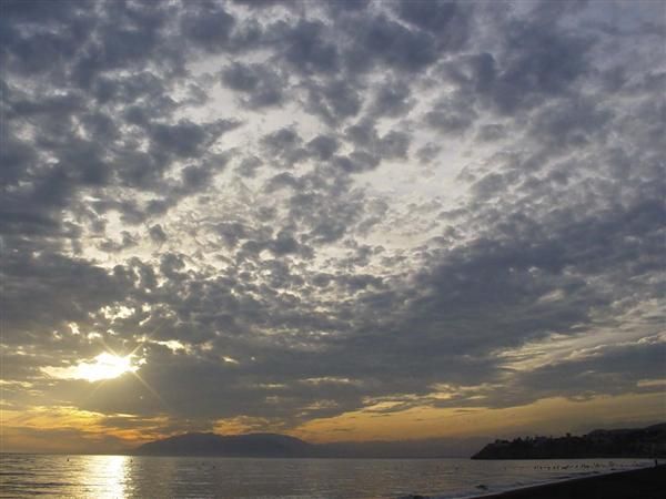 Por Málaga transcurre el día con nubes medias y altas que desde el SO se extienden a casi todo el cielo. En estos momentos 20.4 ºC y 54 %. La mínima fue de 14.4 ºC, notable caída respecto a ayer. Por suerte el viento hoy no ha sido tan fuerte del NO, ha caído a O-OSO F 2-3-1. La presión en 1017.8 hPa y bajando muy lentamente. Hacia el SO hace 30 minutos se podía ver este cielo.