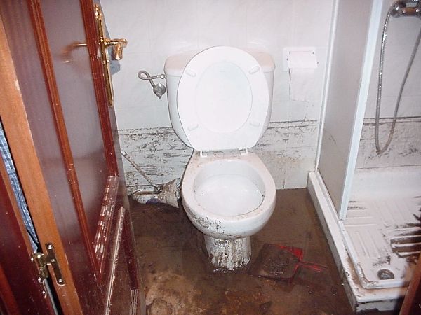 Fotos De La Catastrofe De Santa Cruz De Tenerife. Una Perspectiva Humana En la foto vemos el baño del taller. La marca de la pared es la altura que cogió el agua y el barro. No podíamos abrir la puerta y había barro hasta dentro del mueble del lavabo.