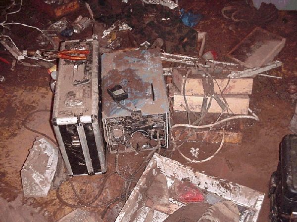 Fotos De La Catastrofe De Santa Cruz De Tenerife. Una Perspectiva Humana Foto del estado actual del taller. El panel de madera que separaba el taller del trastero lo tiró abajo el agua y sirvió como puerta de garaje para el vecino de al lado. Los estantes superiores del trastero se salvaron y no les cayó mucha agua.