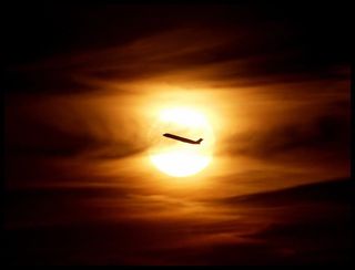 Fotos de noche de estrellas y el sol con avión