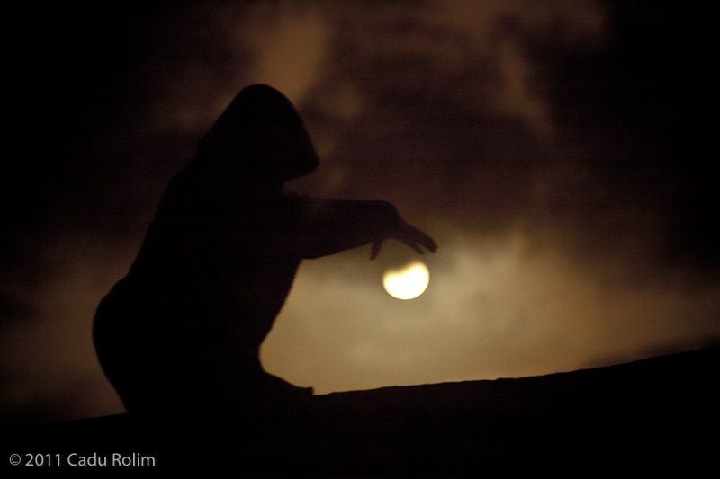 Figura 2. Apesar del las nubes el eclipse se vio en Mole Beach ("Praia Mole"). Tony Surma-Hawes, Brisbane, Queensland, Australia