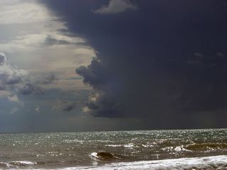 Fotos del tornado desde el aeropuerto del Prat (Barcelona)