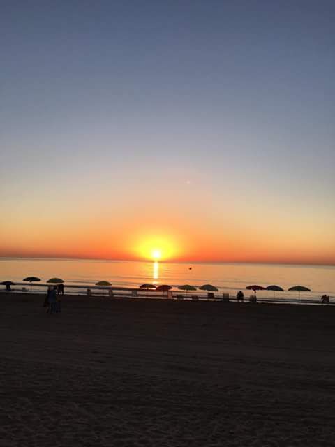 Atardecer limpio sin nubes y efectos ópticos Atardecer limpio sin nubes y efectos ópticos