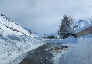 Im&aacute;genes del temporal hist&oacute;rico en Mendoza que ya dej&oacute; 3 metros de nieve y 70 evacuados: cu&aacute;ndo termimar&aacute;n las tormentas