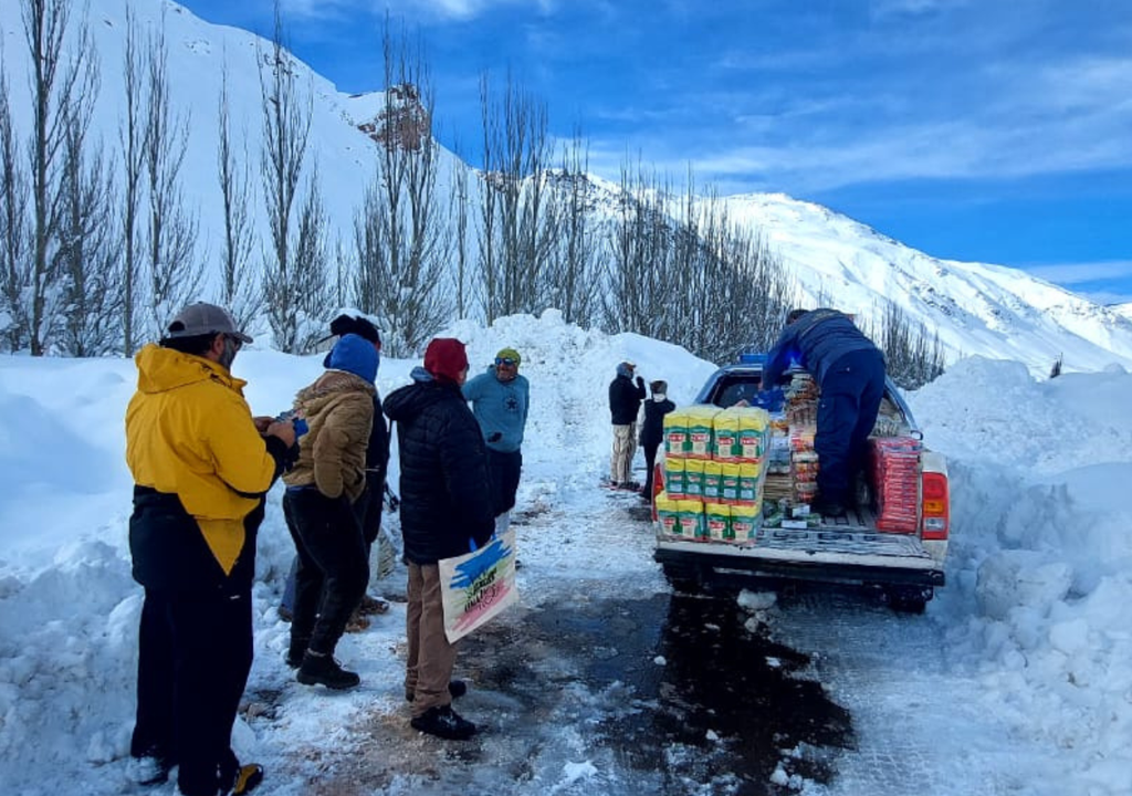 Temporal nieve Mendoza Personal de Gendarmería y Vialidad Nacional repartió agua y comida entre los pobladores aislados. Foto: Gentileza Gendarmería Nacional