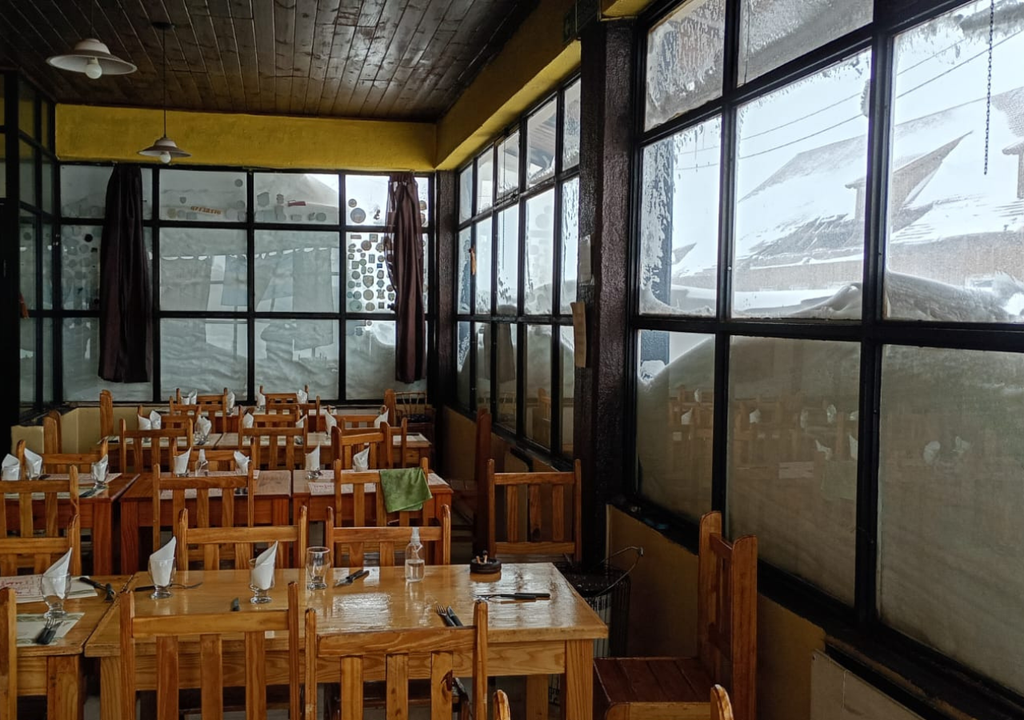 Temporal nieve Mendoza Vecinos de Alta Montaña tienen sus puertas y ventanas "taponeadas" de nieve y se ayudan entre sí para poder salir. Foto: Gentileza Lito Calabrese.