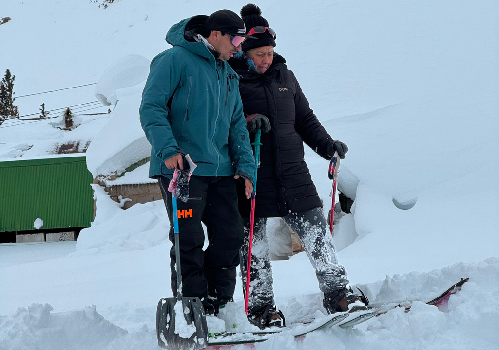 Temporal nieve Mendoza La única manera de poder caminar sobre la nieve acumulada es con esquís de travesía o raquetas, y los vecinos se los prestan entre sí. Foto. Gentileza Bruno Brachetta