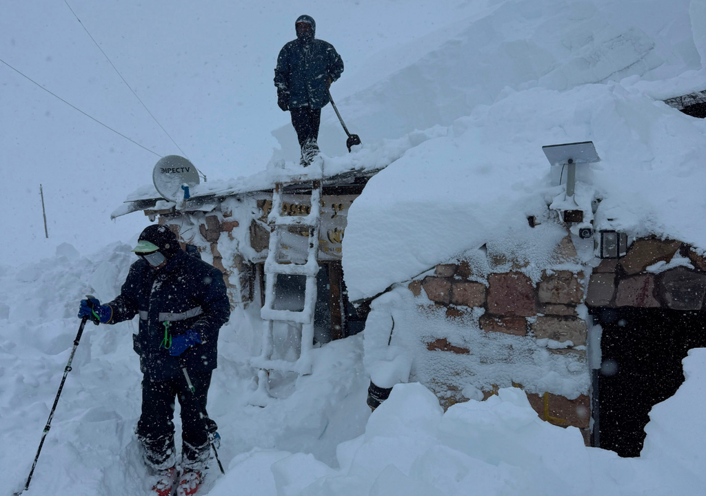 Temporal nieve Mendoza Con palas, los vecinos trabajan en las casas para despejar accesos y para quitar la nieve de los techos y, de ese modo, evitar derrumbes por el sobrepeso. Foto: Gentileza Bruno Brachetta