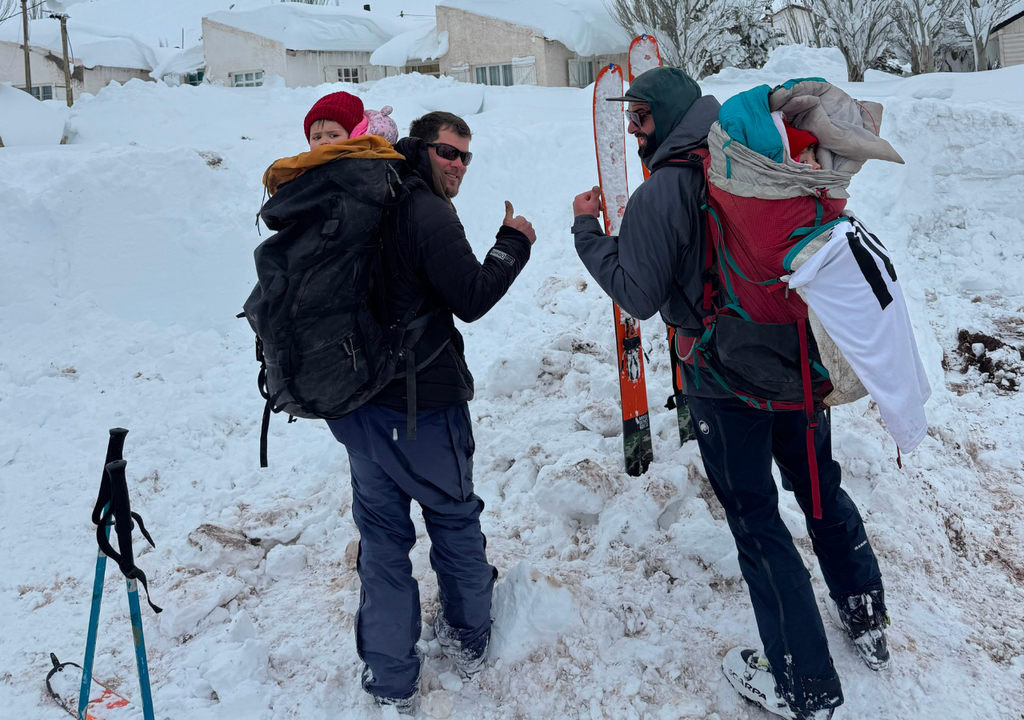 Temporal Nieve Mendoza La solidaridad entre vecinos es moneda corriente para ayudarse cuando la nieve bloquea caminos y los deja aislados en Alta Montaña. Foto: Gentileza Bruno Brachetta.