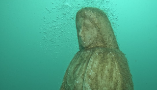 Fotos y videos: la misteriosa imagen de una virgen que emergi&oacute; en un lago por la sequ&iacute;a