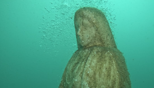 Fotos y videos: la misteriosa imagen de una virgen que emergi&oacute; en un lago por la sequ&iacute;a