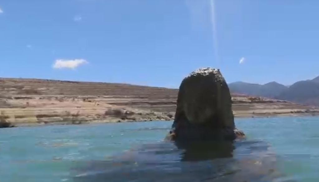 Virgen del Agua Mendoza La figura de la virgen fue colocada en 2023 a 16 metros de profundidad en el embalse Potrerillos. La baja de la cota del dique dejó su cabeza al descubierto. Foto: Diego Tiezzi