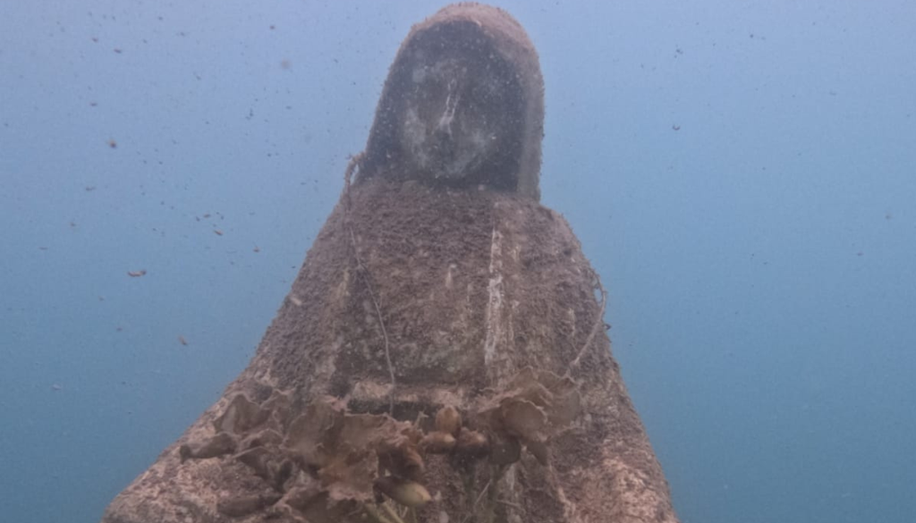 Virgen del Agua Mendoza La figura de la virgen fue impresa en 3D, rellenada de cemento y dejada en el fondo del lago como honor a la "protectora del agua". Foto: Diego Tiezzi.