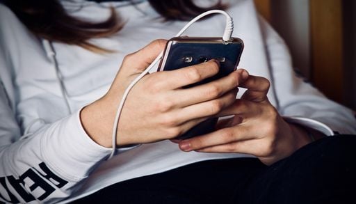 En France, il sera bient&ocirc;t interdit pour les moins de 15 ans d&rsquo;avoir un compte sur Instagram ou TikTok