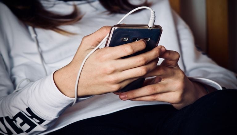 En France, il sera bient&ocirc;t interdit pour les moins de 15 ans d&rsquo;avoir un compte sur Instagram ou TikTok