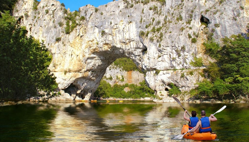 Lac Pont Diable Ardèche Kayak Vacances Été Chaleur Baignade Le Pont du Diable en Ardèche est un spot très connu, il peut donc y avoir beaucoup de monde en période estivale.
