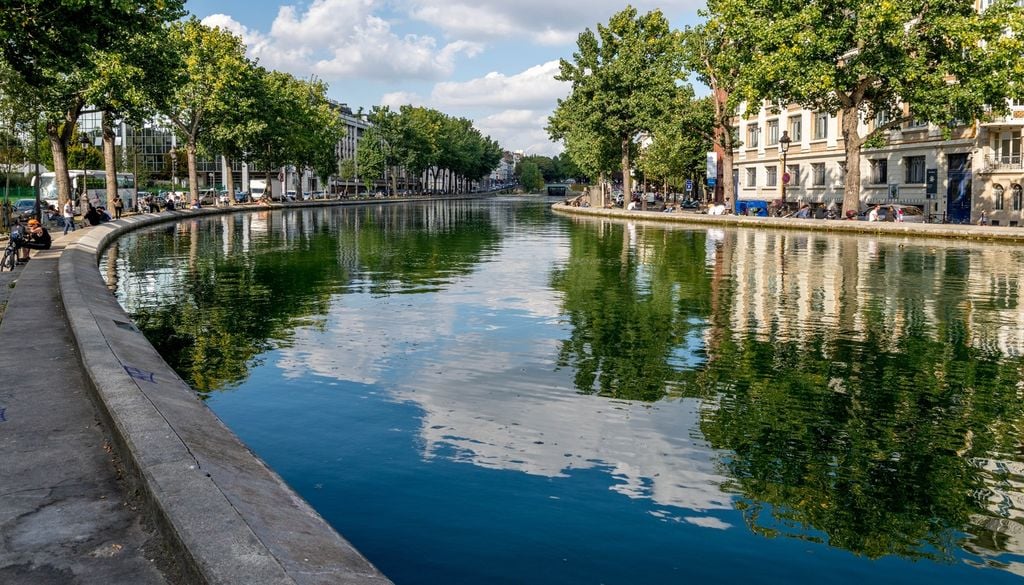 Le canal Saint-Martin, nouvelle piscine des Parisiens